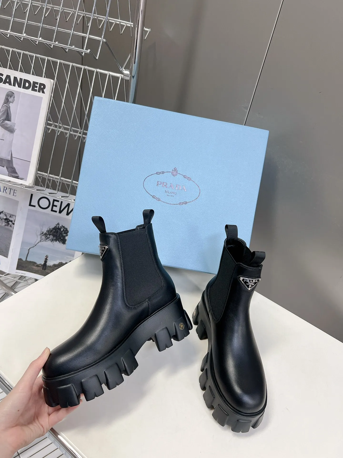 👟👟Ex-factory price 560👟👟 Women's shoes Women's Prada top version platform platform thick-soled pocket triangle logo couple's boots Original 1:1 customization, many Internet celebrities are on their feet, these shoes, cowhide color matching, injection molded triangle letters luogo process, very popular this year, can be worn for leisure and sports... ❶Fabric: Customized open edge beads ➕Injection molded triangle logo ❷Inner lining: Customized cowhide ❸Feet: customized cowhide ❹Outsole: original molded foam combination outsole ❺Sole thickness: 6cm ❻Number of sizes: women's 35-40